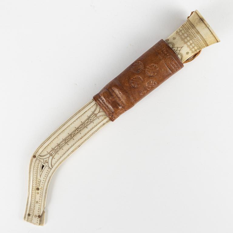 A reindeer horn knife by Jon Pålsson Fankki, signed and dated 1909.