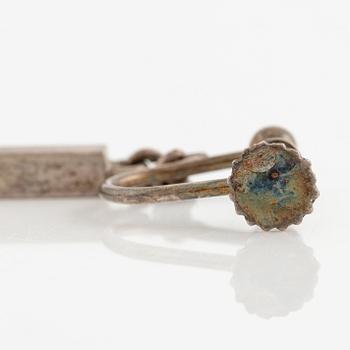 Örhängen, tre stycken, silver, möjligen tillverkade av stavar från smycken av Wiwen Nilsson.
