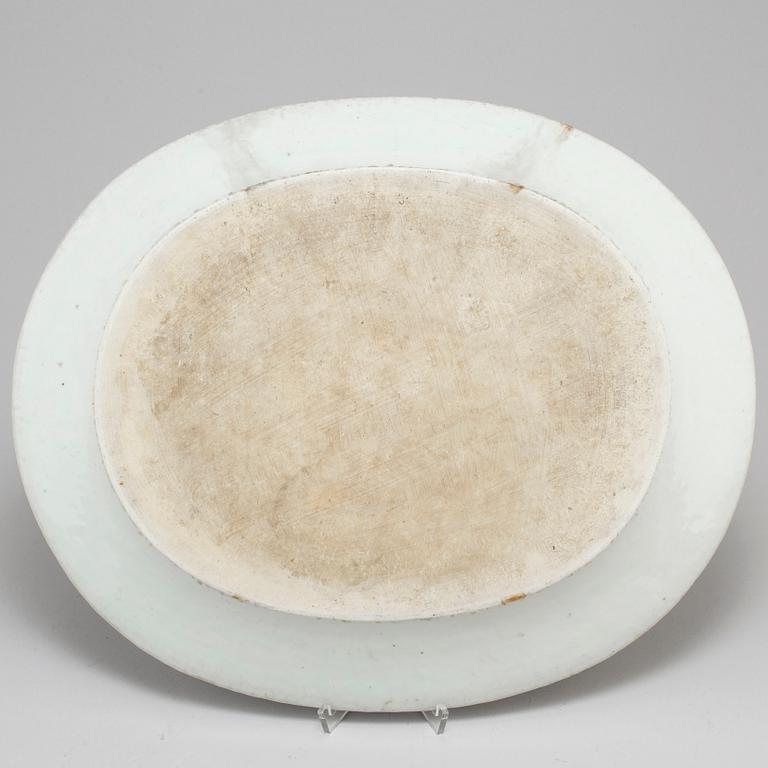 A large blue and white serving dish, Qing dynasty, Qianlong (1736-95).