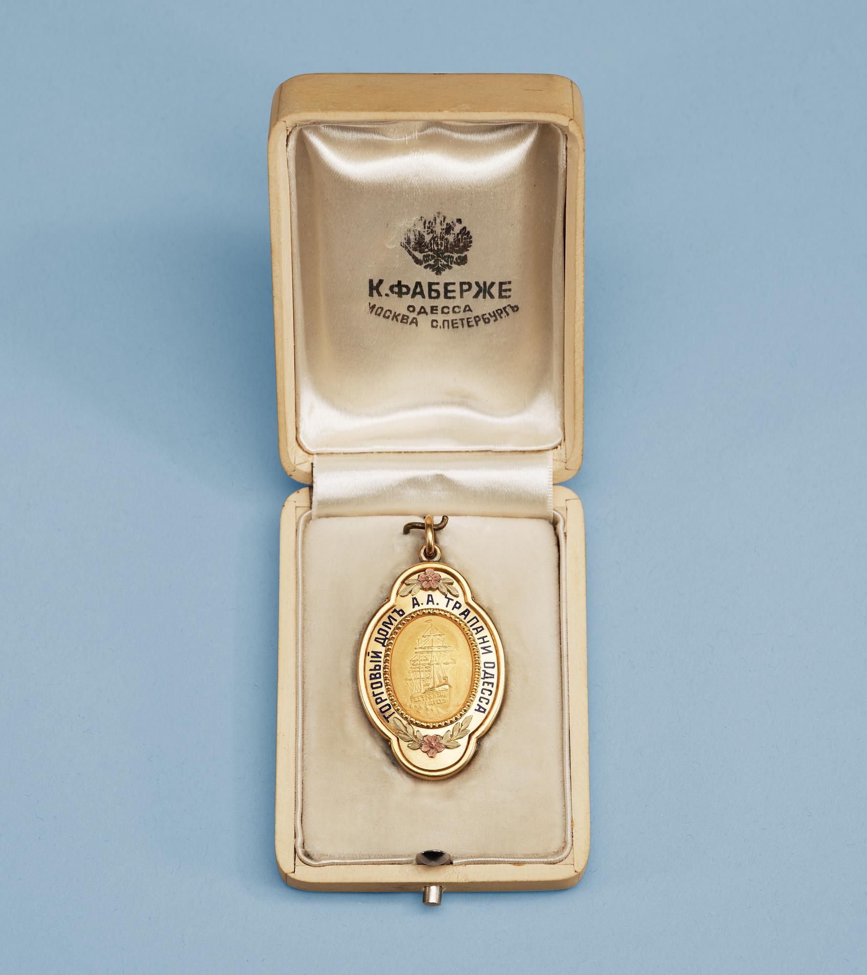 MINNESJETONG, guld 'en trois couleurs' och emalj, ostämplad, Fabergé, 1900-talets början.