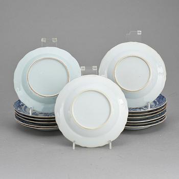 ASSIETTER, 14 st, porslin, Qingdynastin, Qianlong (1736-95).