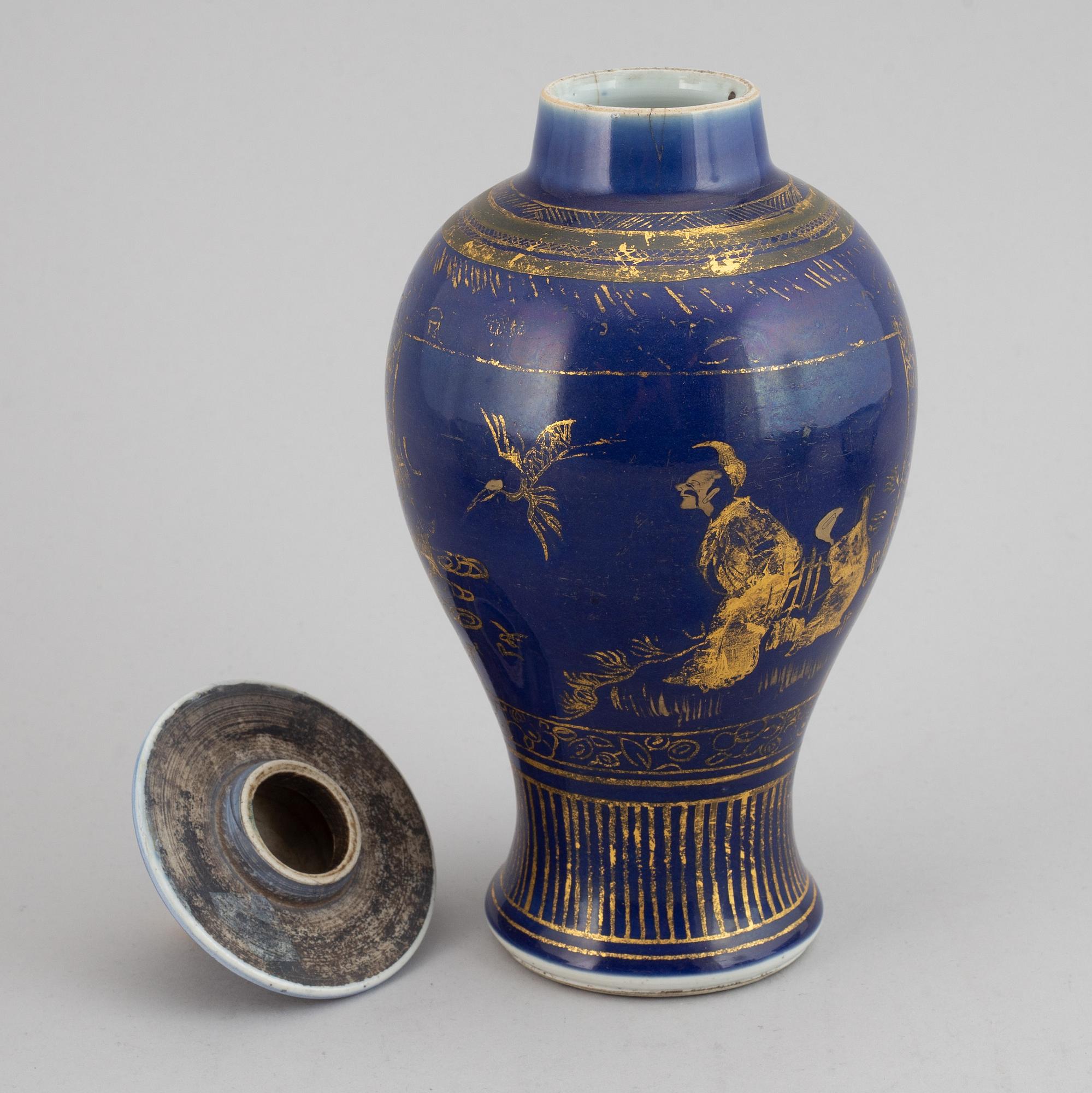 A group of 7 porcelain objects, Qing dynasty, incl. Qianlong and 19th century.