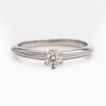 Tiffany & Co, ring, solitär, platina med en briljantslipad diamant.