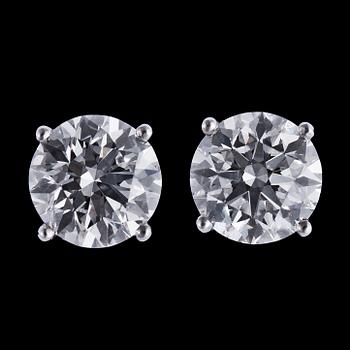 1026. A pair of brilliant cut earstuds, 1 ct each.