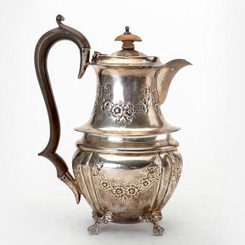 A silver chocolate pot Chester 1908, total weight 334 grams.