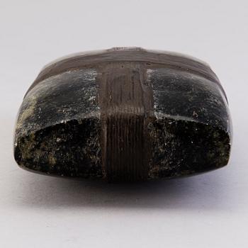 MINNA TUOMINEN, kiviveistos, signeerattu ja päivätty -11.