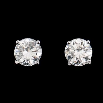 ÖRHÄNGEN, 1 par, 18 k vitguld, 2 solitära briljantslipade diamanter totalt 0.94 ct.