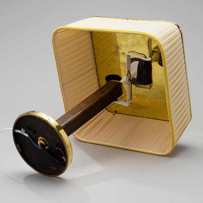 PAAVO TYNELL, PÖYTÄVALAISIN. Malli 5066, valmistaja Taito Oy, 1940-luku.