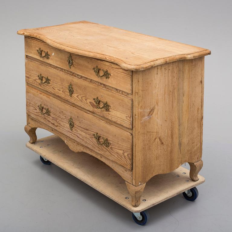 A mid 18th century late baroque chest of drawers.