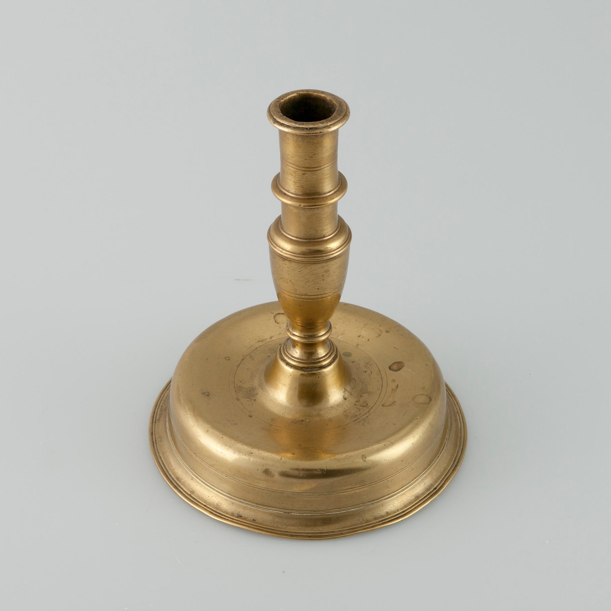 KYNTTILÄNJALKA, messinkiä, luultavasti Espania/Flanderi 1600-luku.