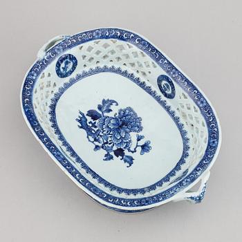 A blue and white chesnutbasket, Qing dynasty, Qianlong (1736-95).