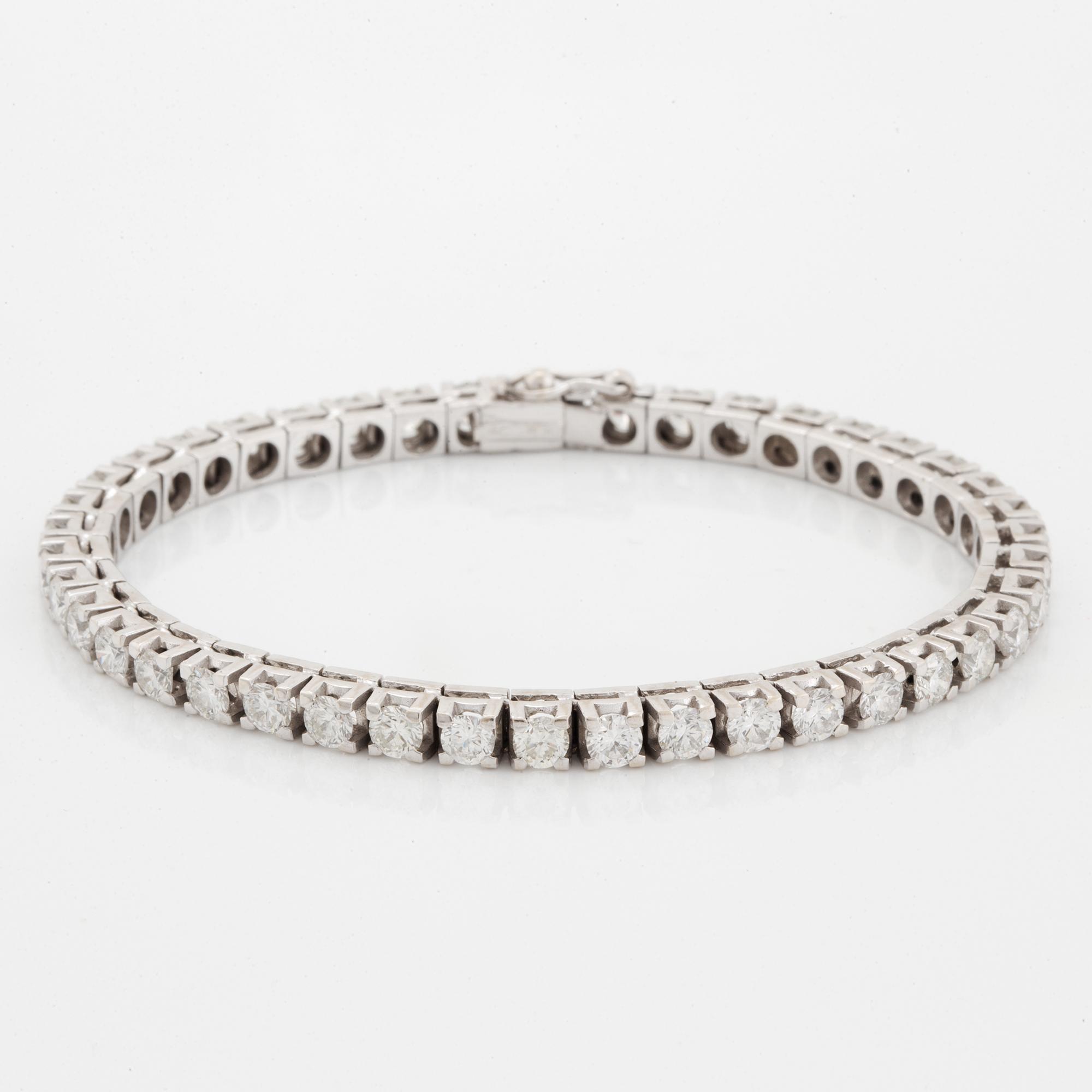 A tennis bracelet in 18K gold set with round brilliant-cut diamonds.