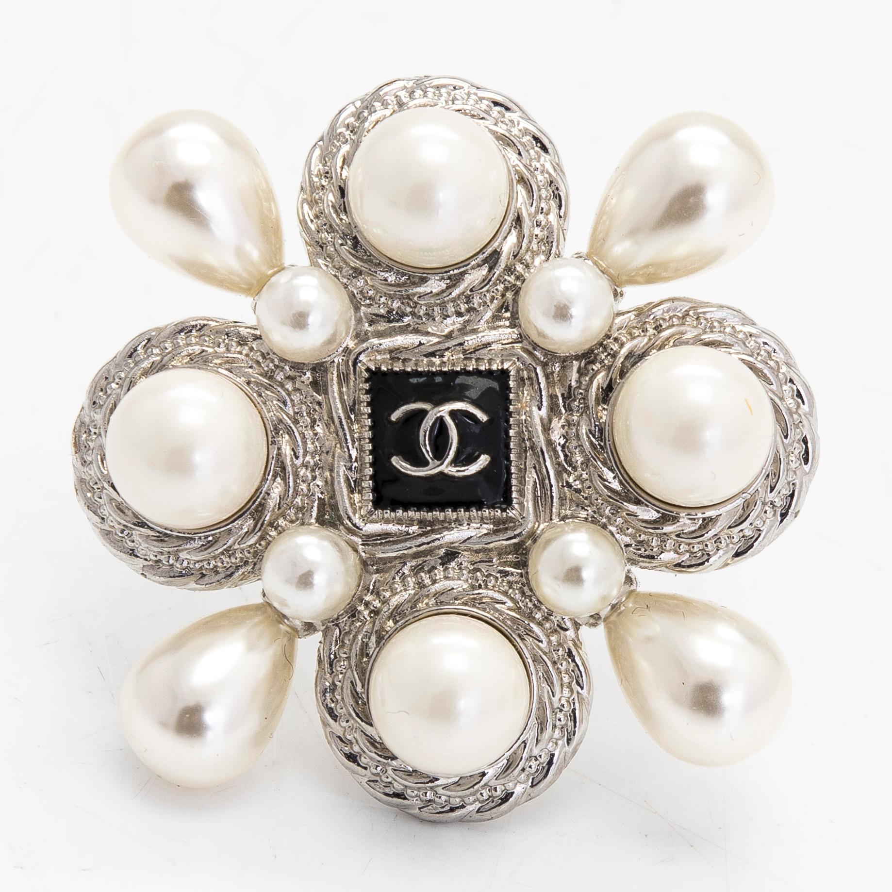 Chanel, brosch, 2012.