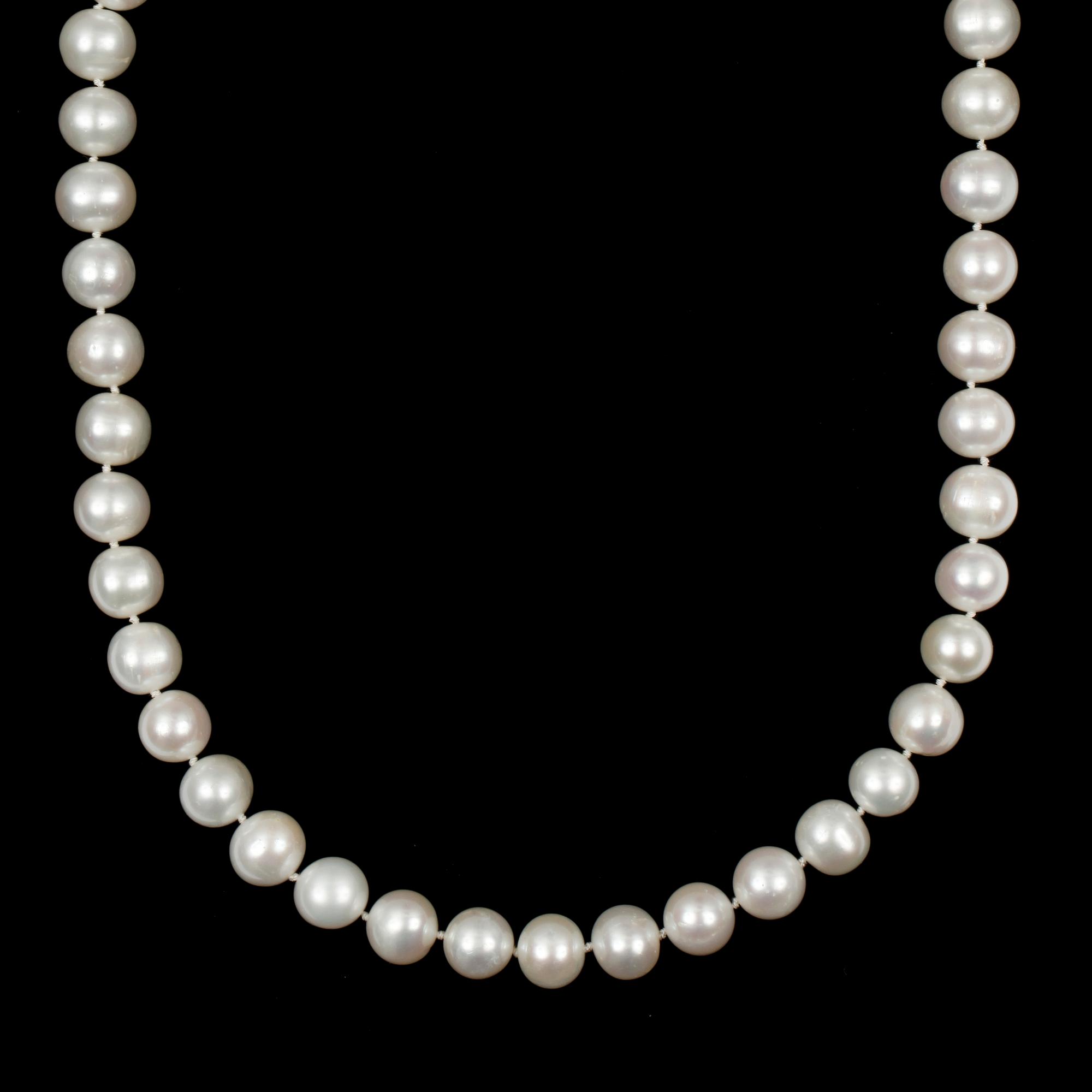 PÄRLCOLLIER, med lås i vitguld, diamanter och smaragd, Frankrike.