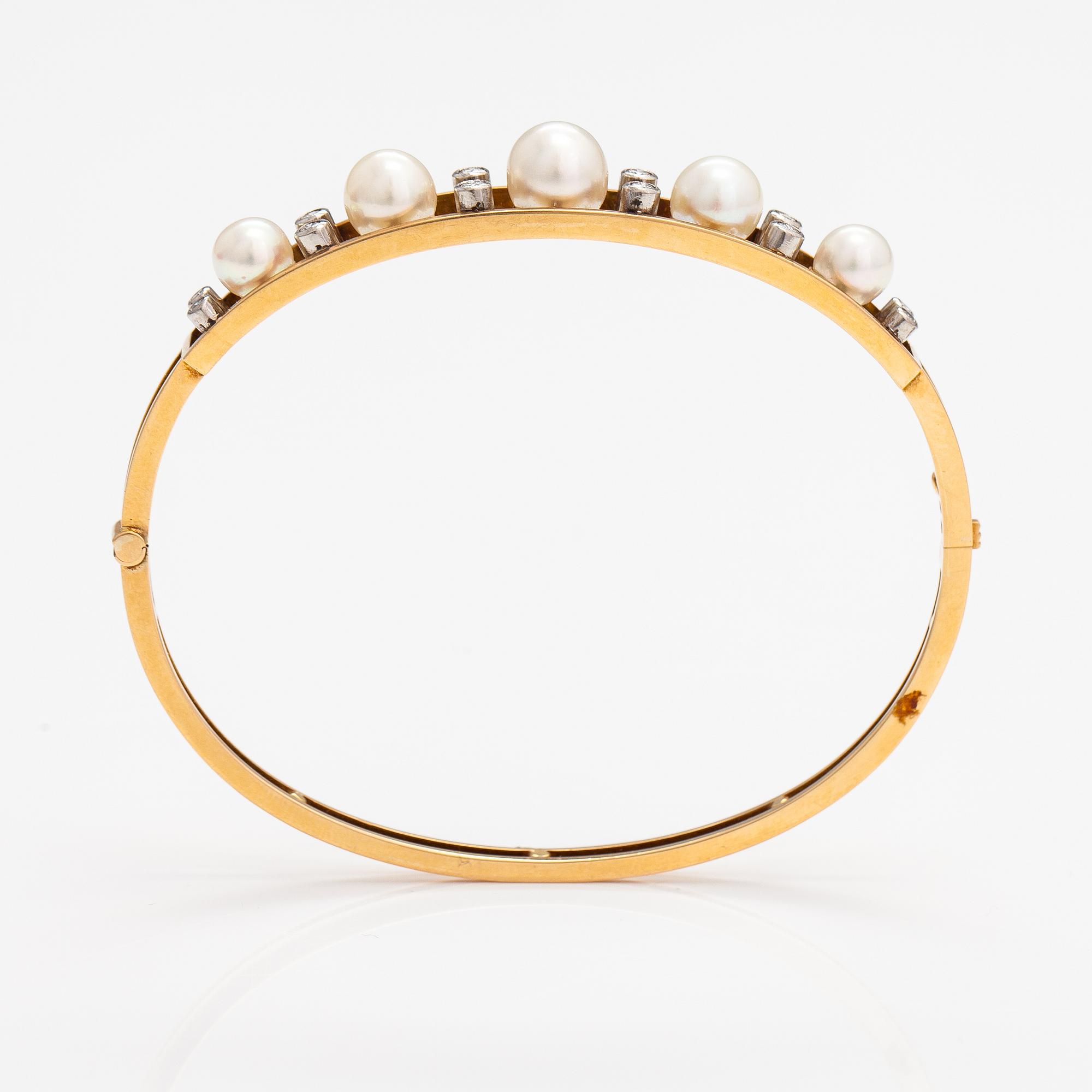 A Tillander, An 18K gold bracelet with cultured pearls and diamonds ca. 0.46 ct in total. Helsinki 1962.