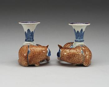 LJUSSTAKAR, ett par, kompaniporslin. Qing dynastin, Qianlong (1736-95).