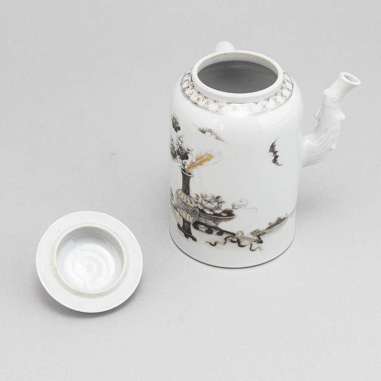 A grisaille coffee pot with cover, Qing dynasty, Qianlong (1736-95).