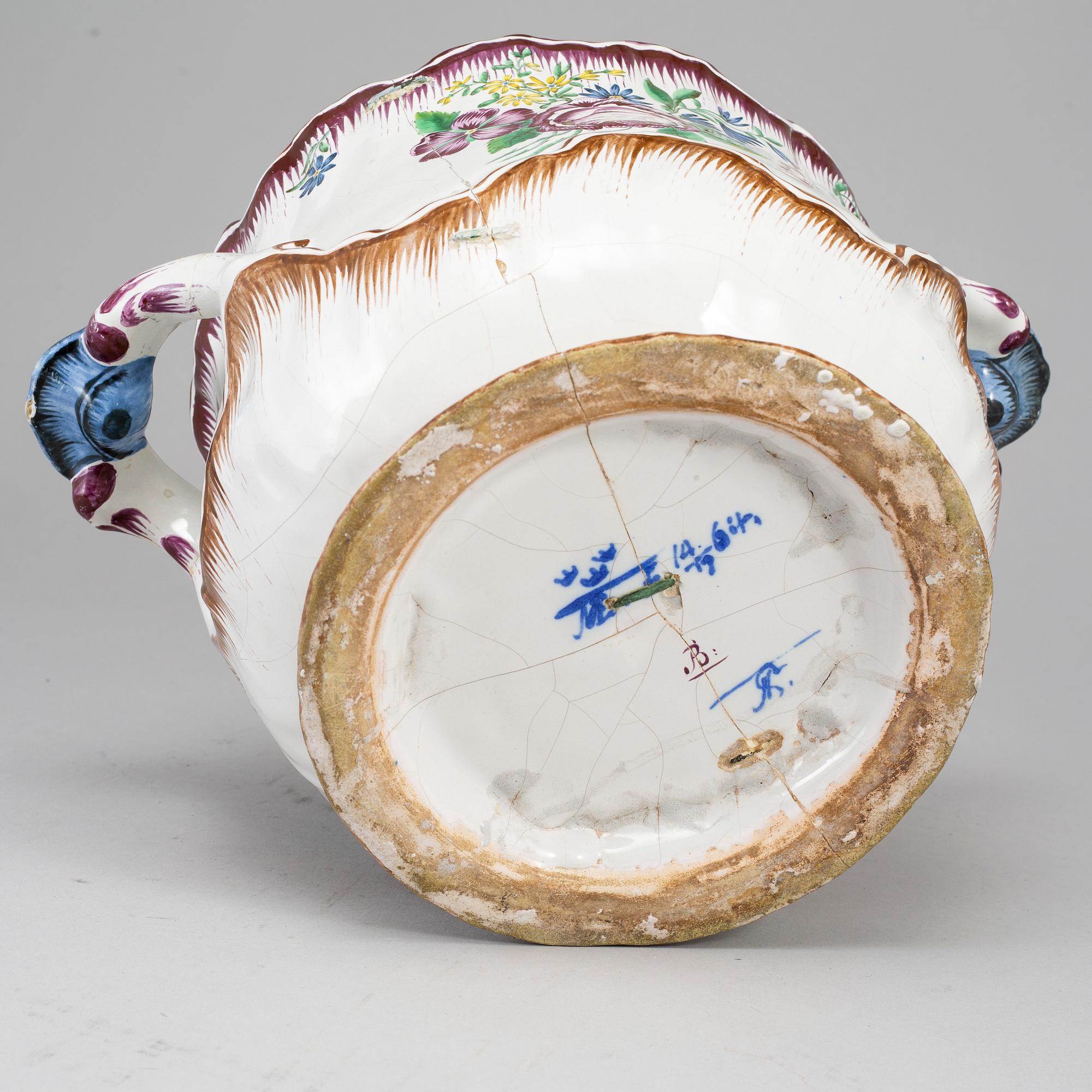 A Swedish Marieberg wine cooler, 18th Century.