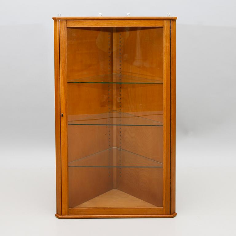 HÄNGVITRINSKÅP, 1900-talets första hälft.