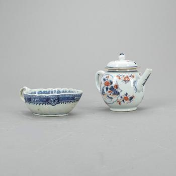 TEKANNA samt SÅSSNIPA, porslin, Kina, Qianlong (1736-35).