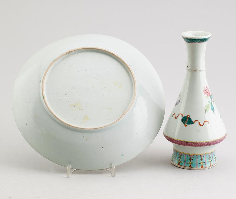 TALLRIK SAMT VAS, porslin, Kina, sannolikt 1800-tal.