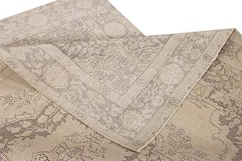 An oriental carpet, vintage design, c. 279 x 188 cm.