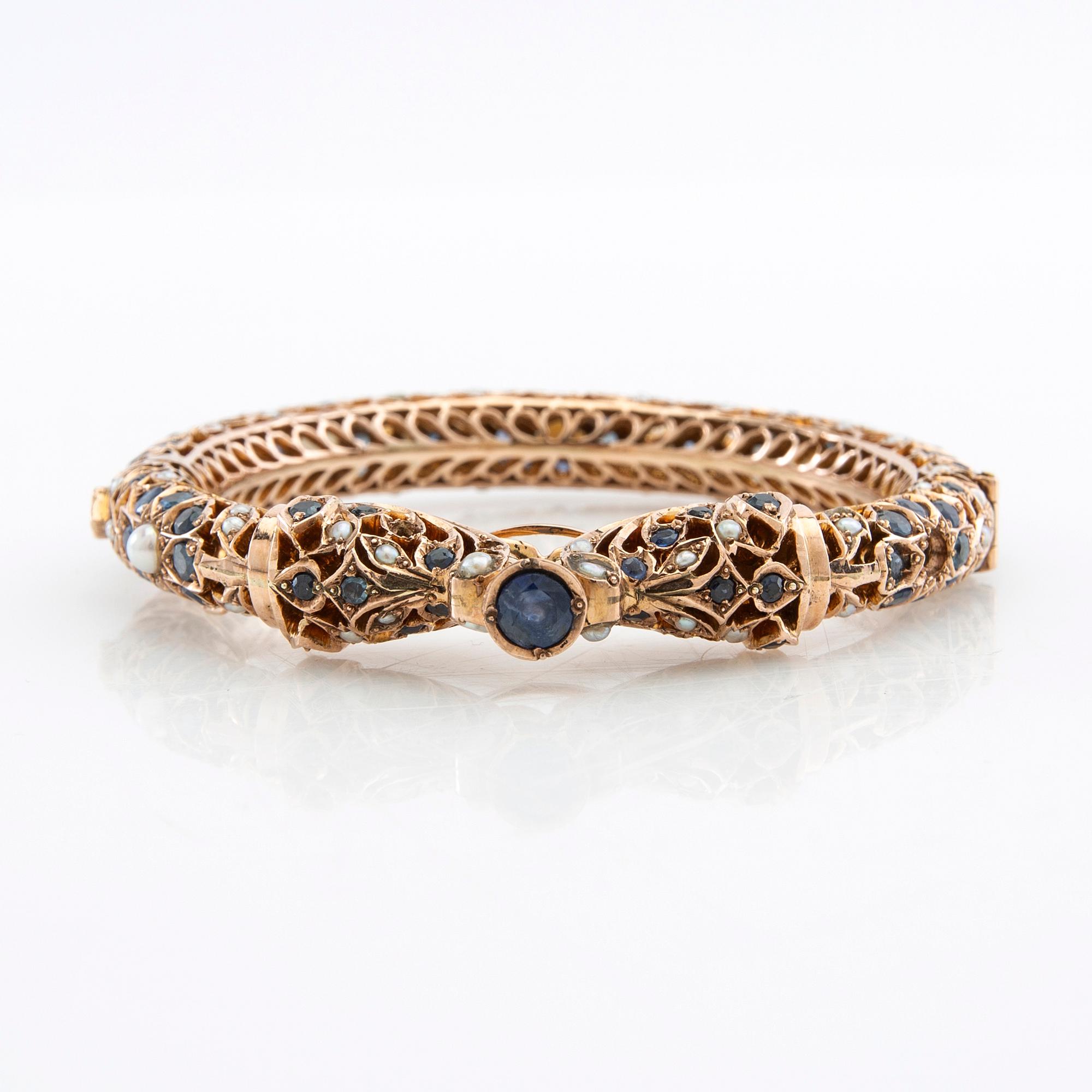 Bracelet of 14K rose gold with faceted sapphires and cultured pearls, India 1960s.