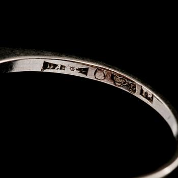 RING, platina med tre äldre briljantslipade diamanter, Stockholm, 1935. Vikt 3 g.