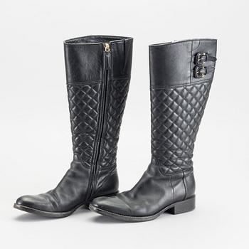 A PAIR OF Sz 36,5 BURBERRY BOOTS.