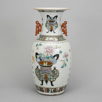 GOLVVAS, porslin. Kina, omkring 1900.