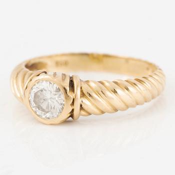 Ring, 18K guld med solitär briljantslipad diamant.