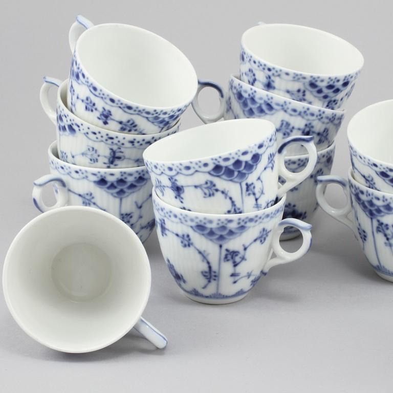 SERVISDELAR, 13 st, "Musselmalet", Royal Copenhagen, Danmark, 1900-talets andra hälft.