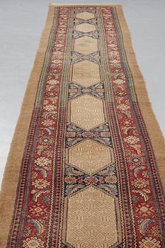 MATTO, an antique/semi-antique Hamadan, one of a pair, ca 517,5 x 112,5 cm (as well as 2 cm flat weave at each end).