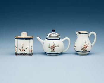 1411. A famille verte and underglaze blue teapot, milk jug and tea caddy. 18th Century.