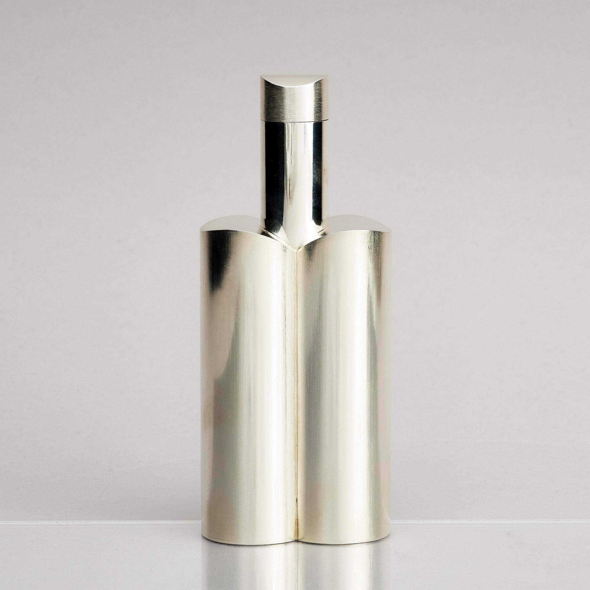 a sterling silver bottle with lid, Stockholm 2003.