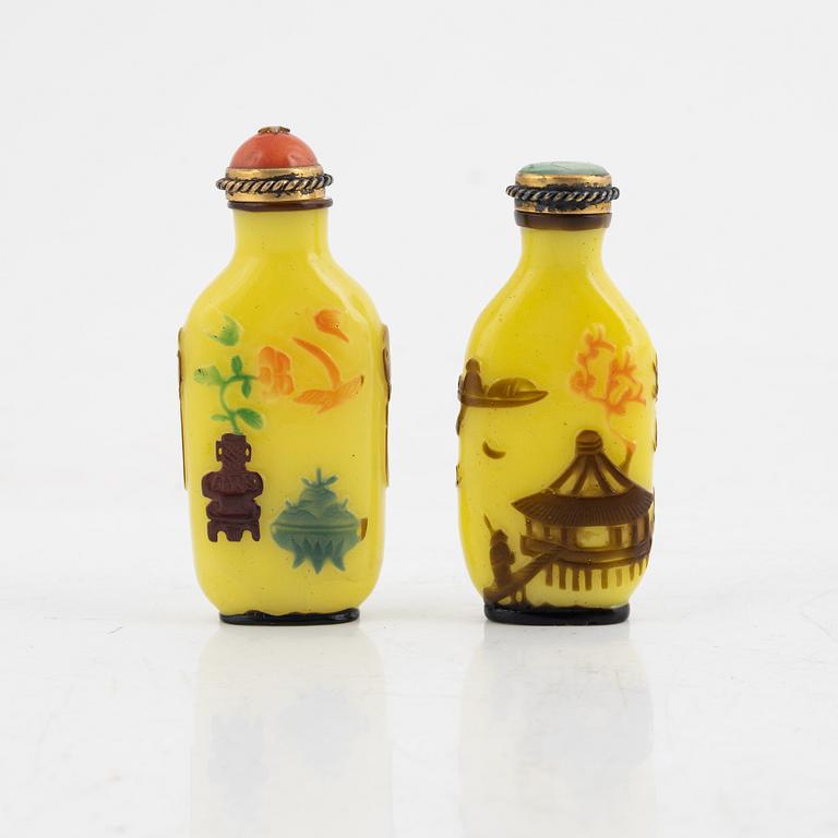 A pair of Chinese Beijing glass snuffbottles, late Qing dynasty/early 1900.