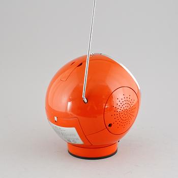 A radio, model 2001, made by Weltron in the 1970s.