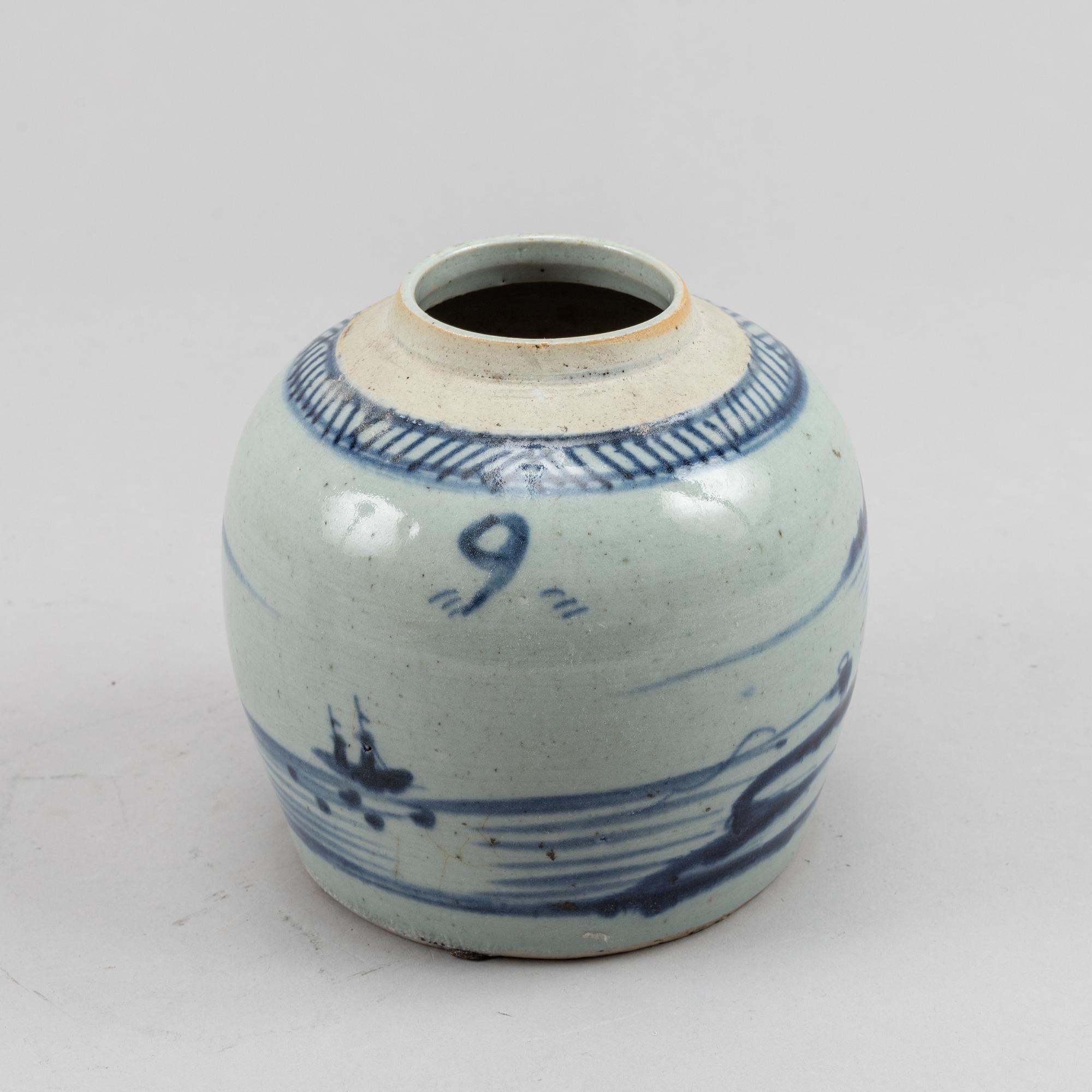 A blue and white tea caddy and a ginger jar, Qing dynasty, circa 1900.