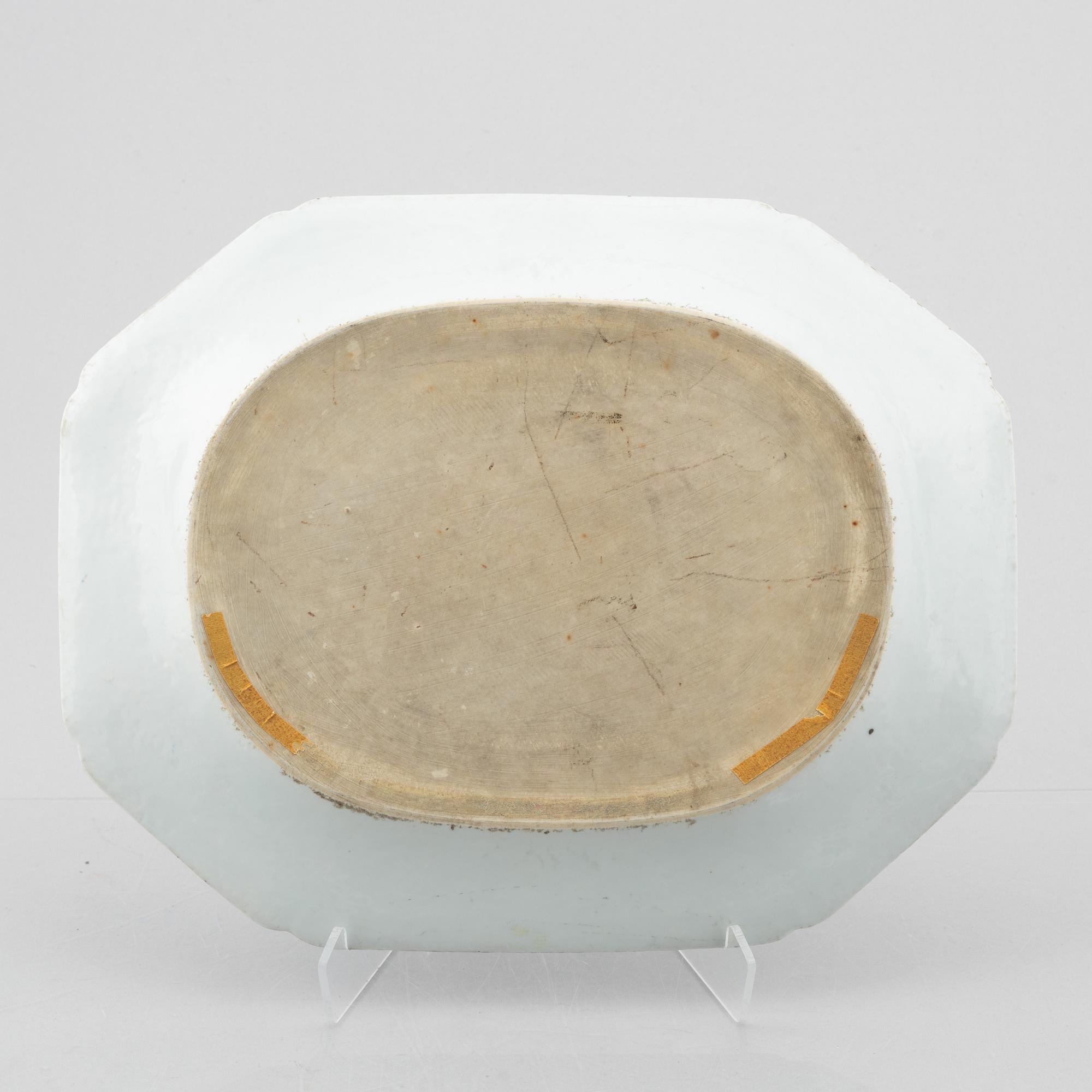 A Chinese export porcelain charger, Qing Dynasty, Qianlong (1736-95).