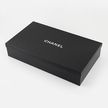 Chanel, a pair of sequin high boots, size 37.