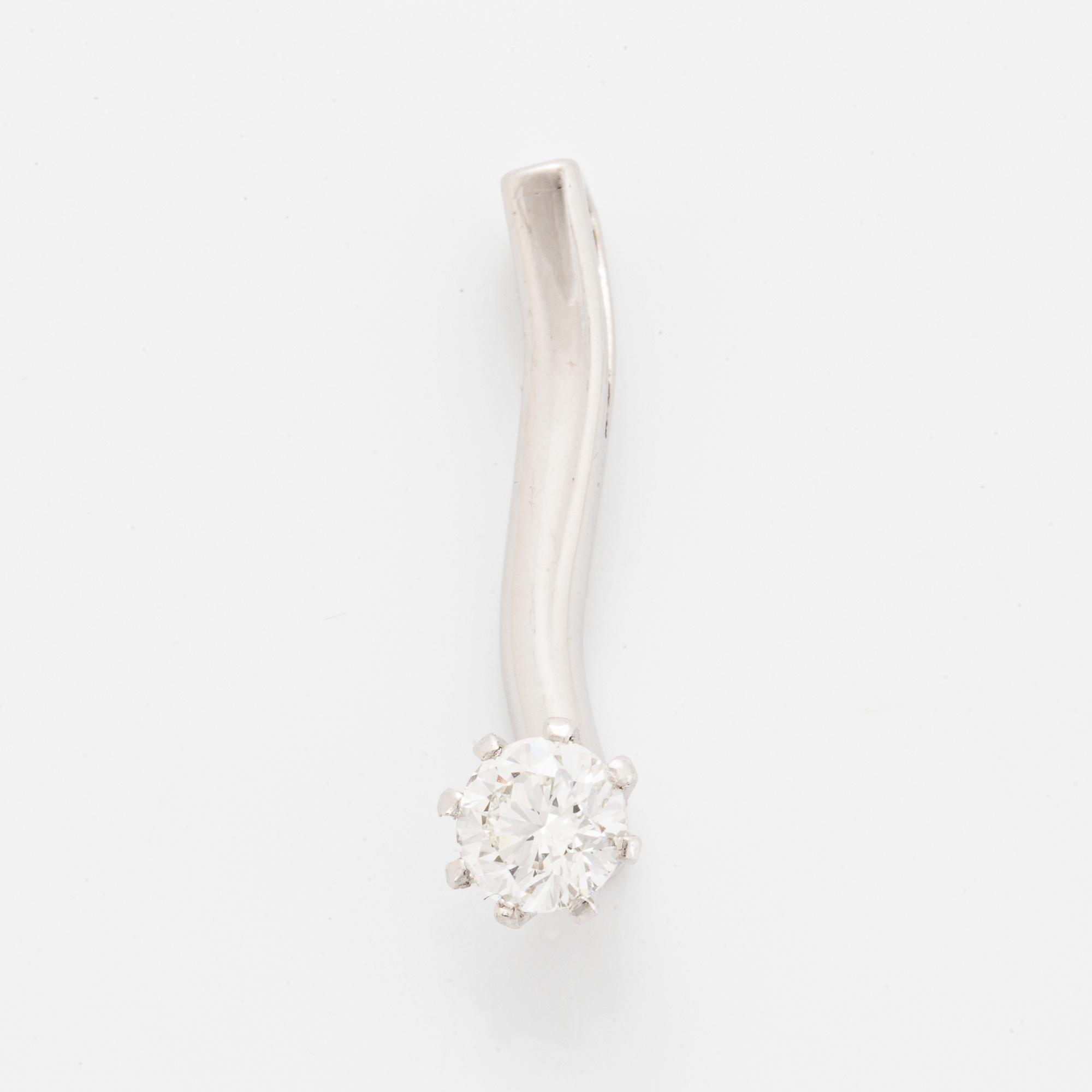 Modified brilliant-cut diamond pendant.