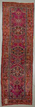 GALLERIMATTA. Antik, Karabagh. Ca 370x117 cm.