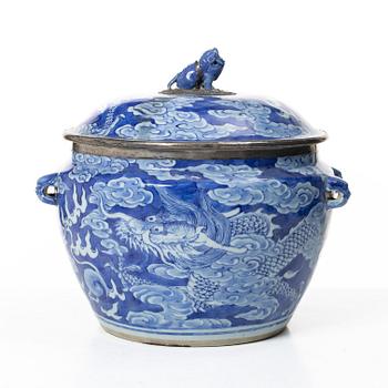 Karott med lock samt vas, porslin. Qingdynastin, 1800-tal.