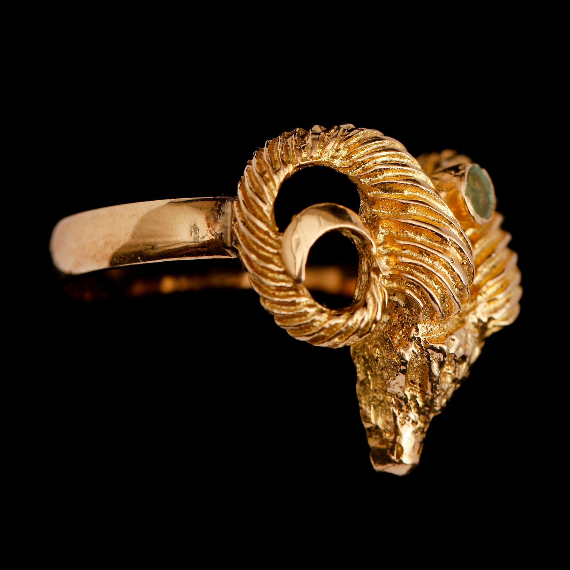 RING, 18 k guld, med ljusgrön sten. Total vikt 7 g.