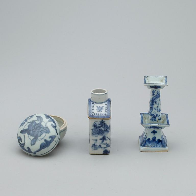 PARTI PORSLIN, 3 delar, porslin, Kina, Wanli (1573-1619) respektive Qing dynastin (1644-1912).