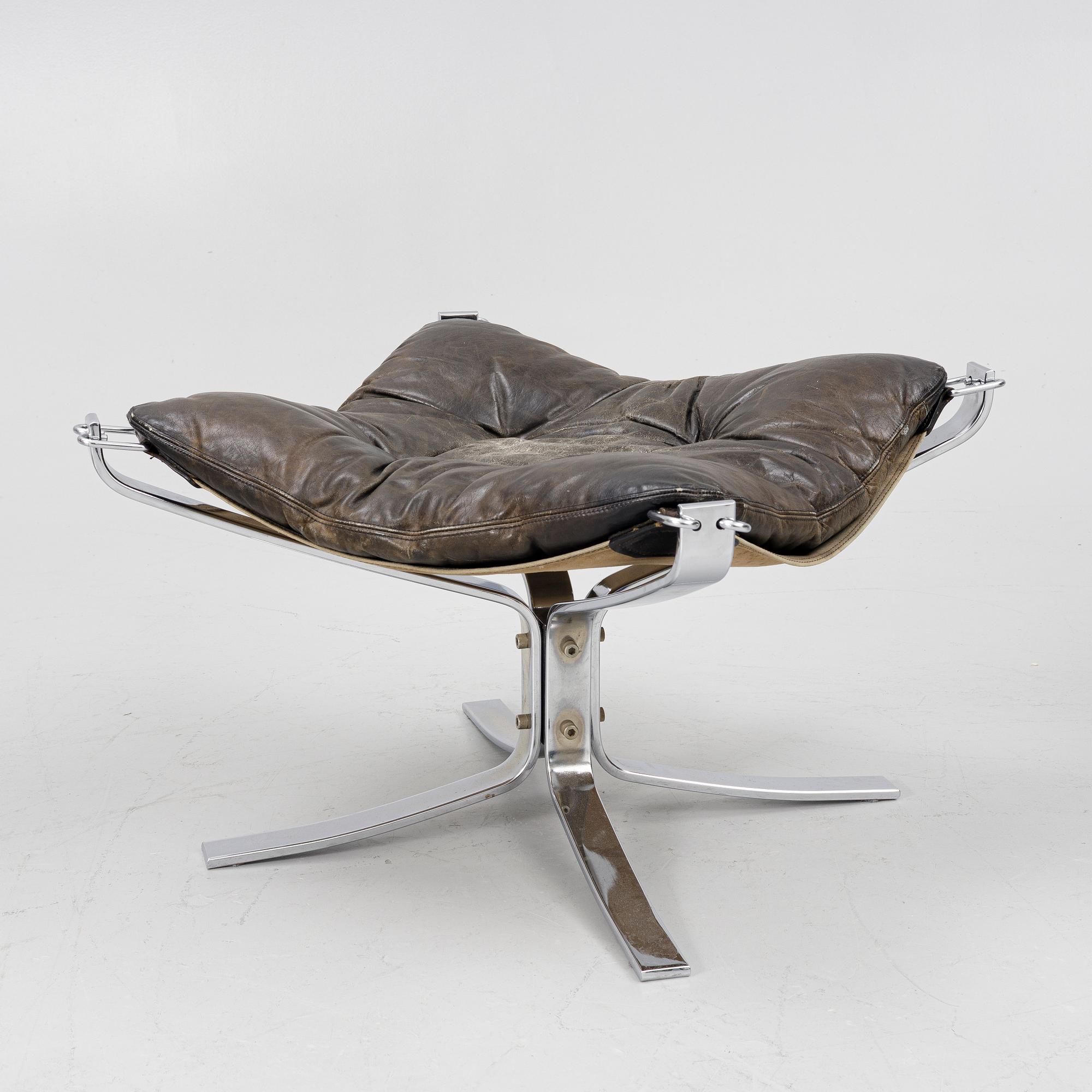 Sigurd Ressel, a pair of 'Falcon chair' easy chairs with an ottoman, Vatne Möbler, Norway, 1970s.