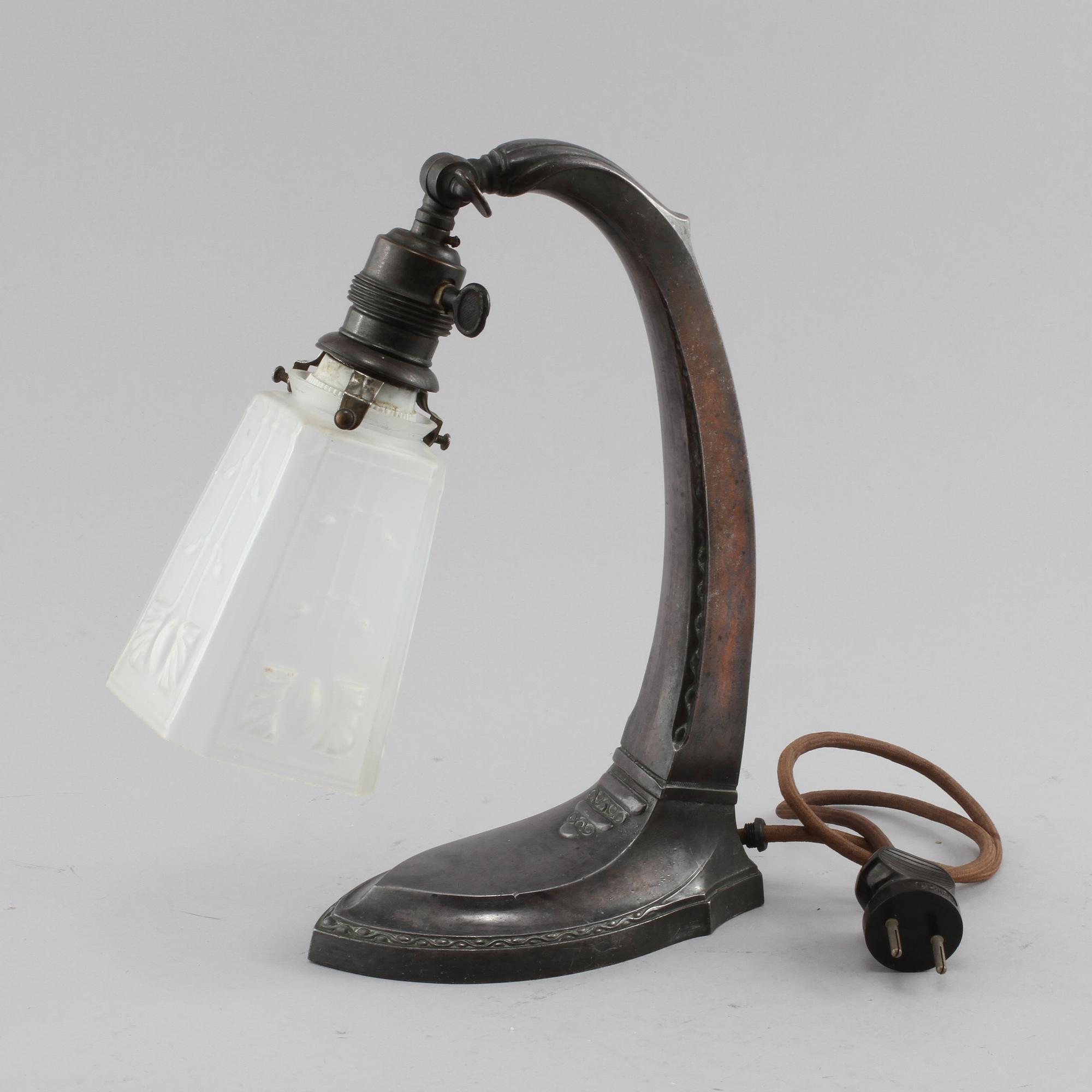 BORDSLAMPA, jugend, 1900-talets första hälft.