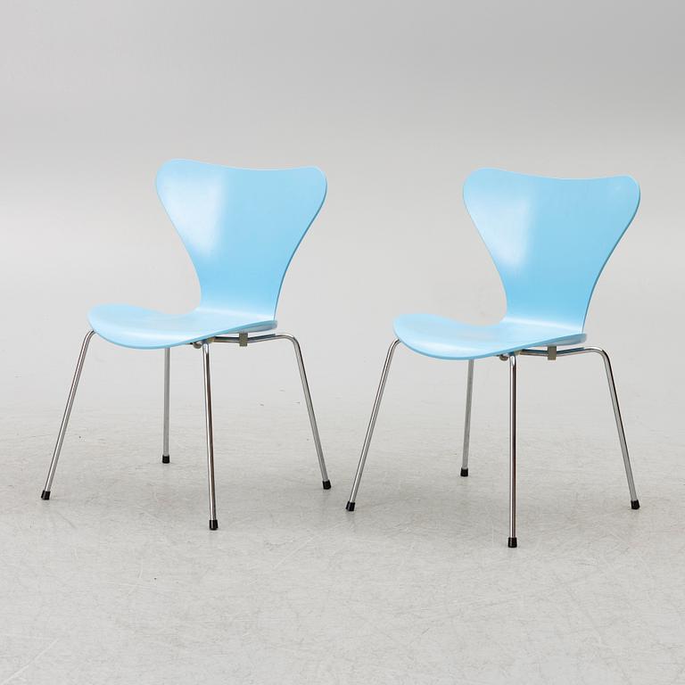 Arne Jacobsen, a pair of 'Seven' chairs, Fritz Hansen, Denmark, 1993.