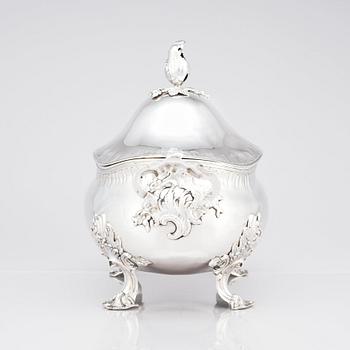 A Baltic 18th century silver tureen with lid. Mark of Daniel Lundgren (Reval 1771-83).