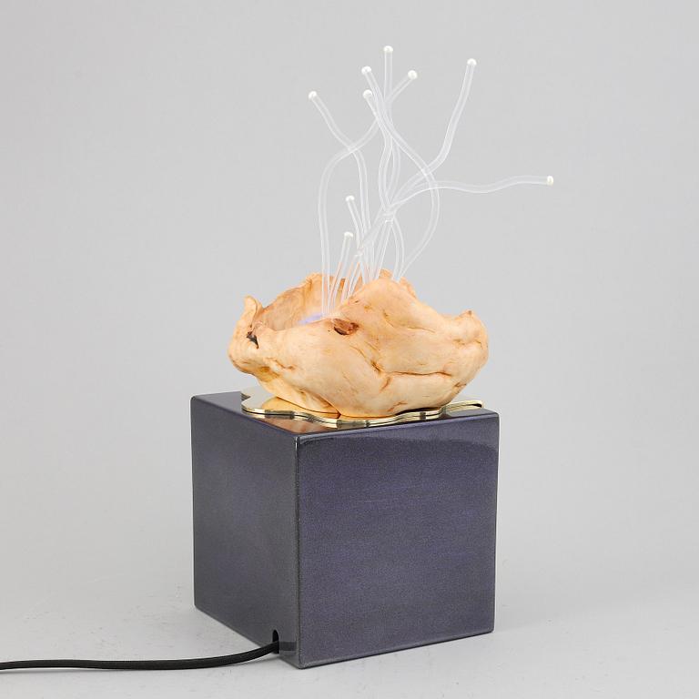 AIA JÜDES, "Vrilarnas återkomst", lampa / objekt, Studio Aia Jüdes / i samarbete med vrilslöjdaren Erling Tällberg 2020.